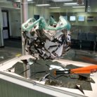 Piñata, installation par Hugo Blouin, 2011, Colis suspect à l'Aéroport.